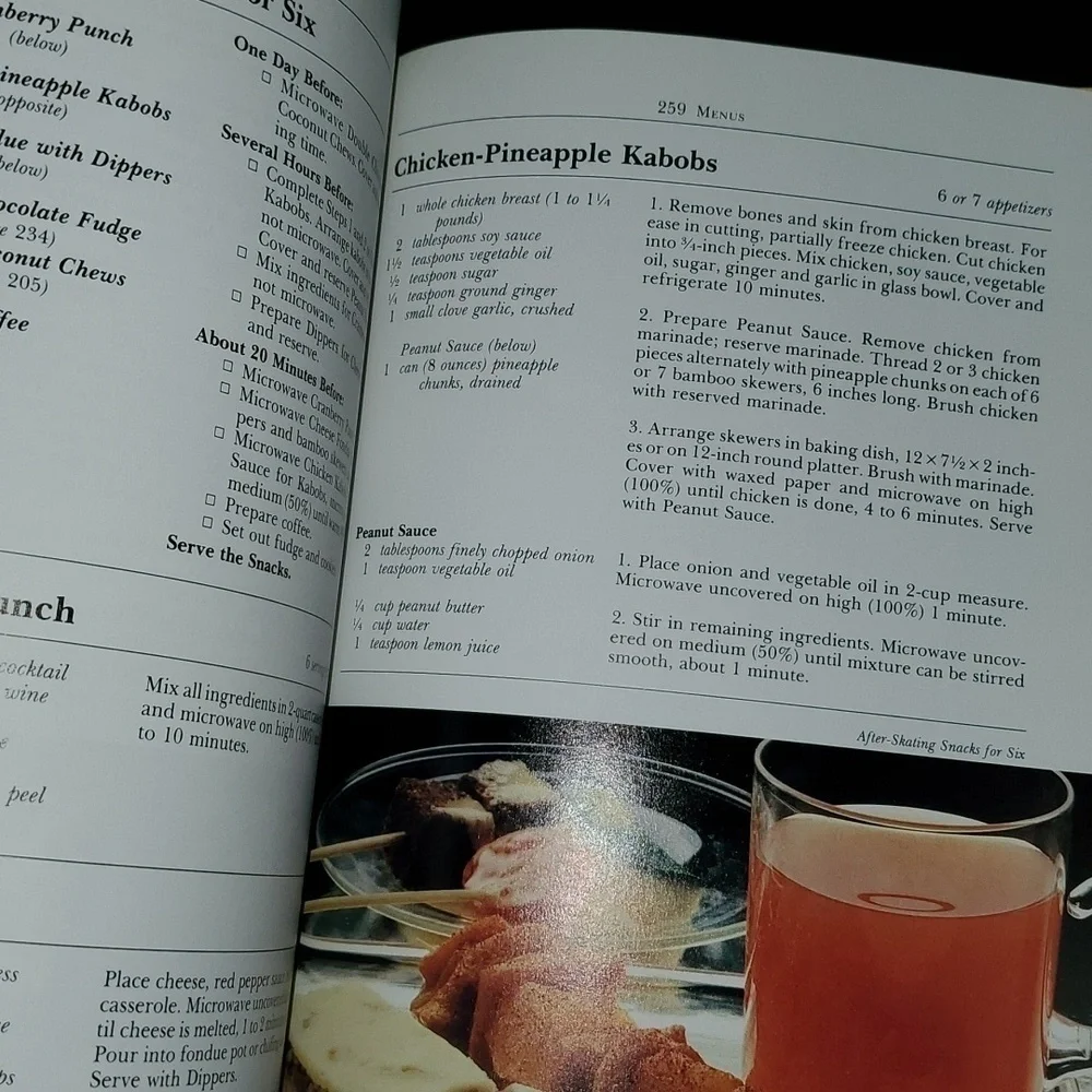 Vintage‎ Betty Crocker's microwave cookbook circa 1981 Hardcover about 280 pages
